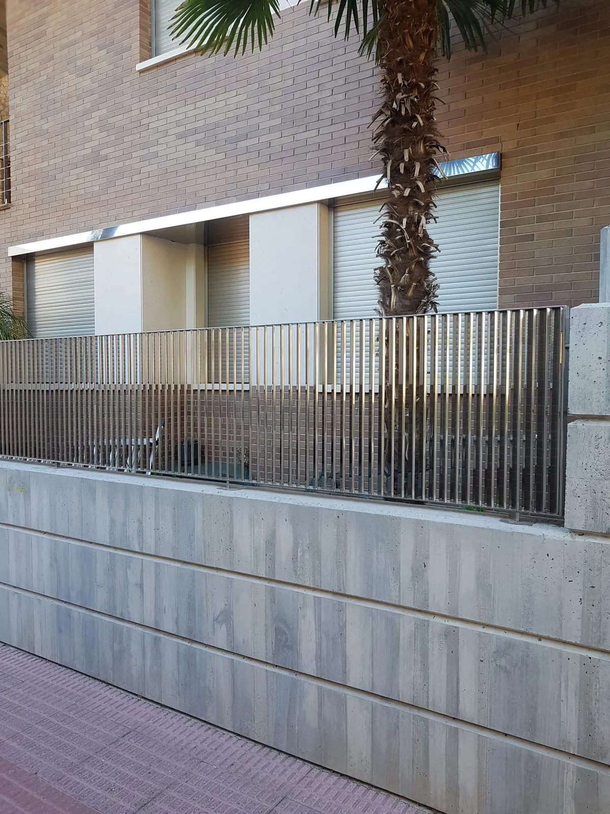 Vallado perimetral, acceso a edificio